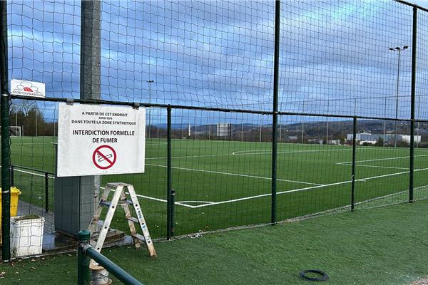 Rénovation terrain de football synthétique et éclairage Marloie - Sportinfrabouw NV